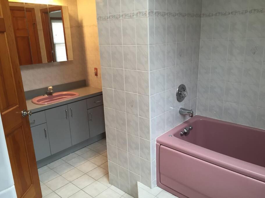 Private House With 4 Bedrooms And 2 Bathrooms And Direct Nyc Manhattan Train Only 10 Minute Walk Away Apartment *
